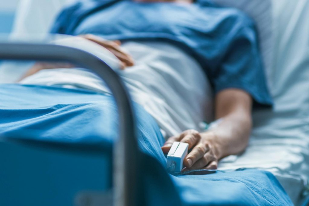 Profesorul de la Colegiul Sf. Sava, acuzat de viol şi agresiune sexuală, este la spital în stare gravă după ce ar fi inghiţit o cantitate mare de medicamente
