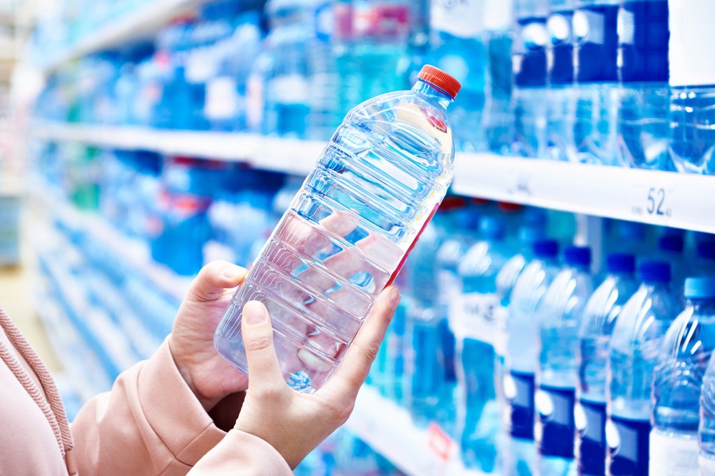 Probleme cu apa minerală naturală și de izvor. ANPC dat amenzi de 2 mil. lei. Ce nereguli a găsit Protecția Consumatorilor
