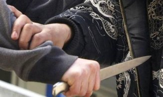 Două persoane arestate în cazul tânărului înjunghiat într-o stație de autobuz din Cluj-Napoca. Cum au acționat