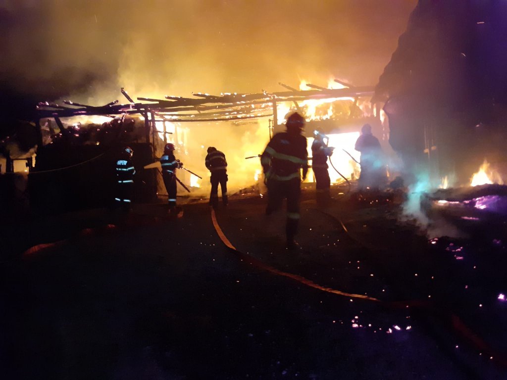 INCENDIU puternic într-o gospodărie din județul Cluj. Grajdul s-a făcut scrum