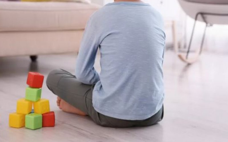 Un studiu arată o legătură între microplasticele identificate la mama gravidă și autismul copilului