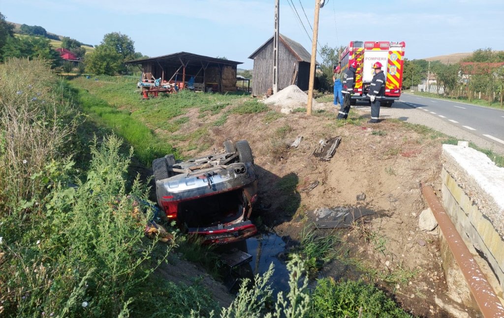 Cluj: Mașină răsturnată într-un șanț. O femeie și o fetiță de șapte ani au fost transportate la spital