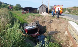 Cluj: Mașină răsturnată într-un șanț. O femeie și o fetiță de șapte ani au fost transportate la spital