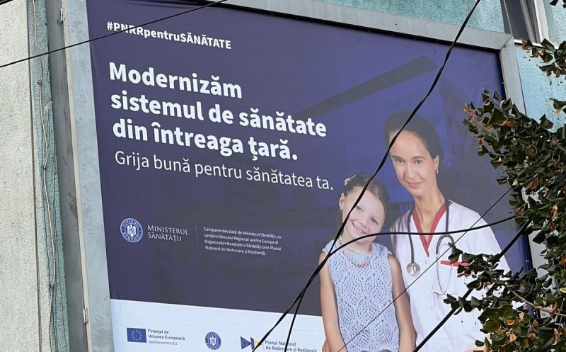 Pe un panou uriaş aflat în Piața Mihai Viteazul din Cluj-Napoca, ministrul Rafila face reclamă la "Modernizarea sistemului sanitar românesc"