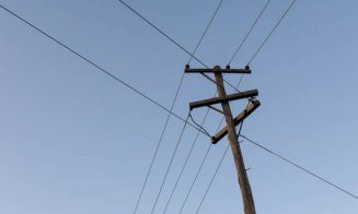 Un stâlp de telefonie riscă să cadă pe o casă din Cluj-Napoca