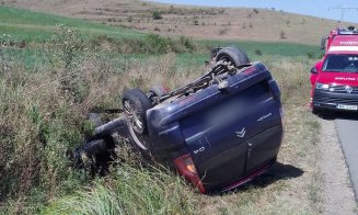 Mașină răsturnată pe un drum din Cluj. Trei victime, consultate de către un echipaj SMURD