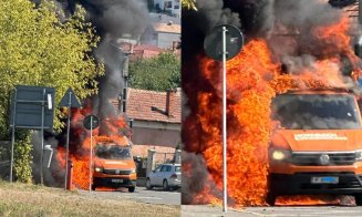 O autoutilitară a fost mistuită de flăcări pe o stradă din Cluj-Napoca