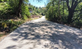 Lucrări pe un drum pitoresc din zona de munte a Clujului. Se pregătește asfaltarea