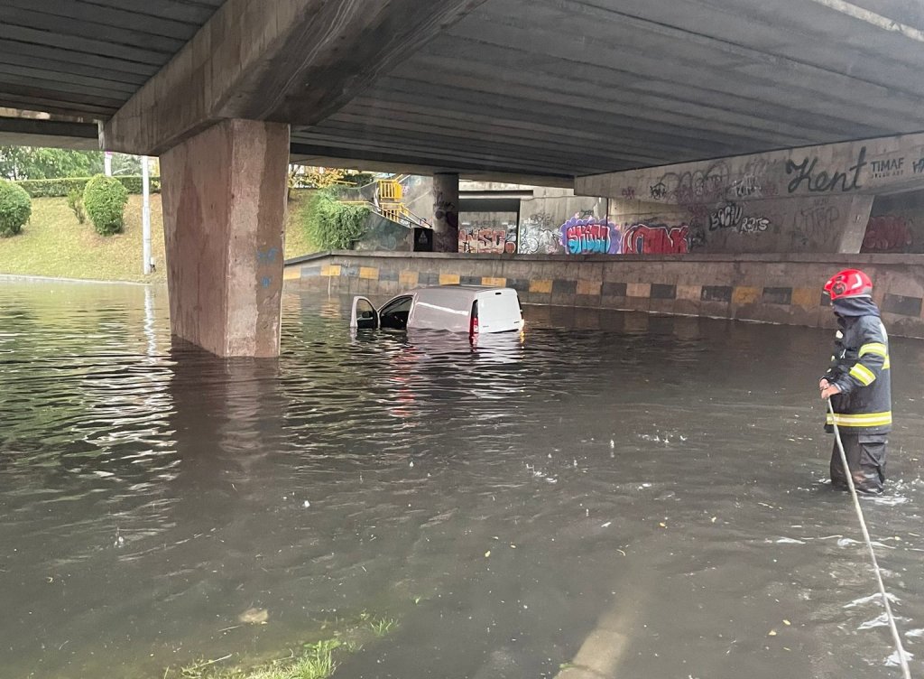 Primele urmări RO-Alert. Hală și un subsol, inundate în Cluj-Napoca. O mașină a rămas blocată de apă / Probleme și în Florești