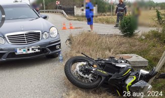 ACCIDENT între o motocicletă și o mașină pe un drum din Cluj. Motociclistul, preluat de un echipaj SMURD