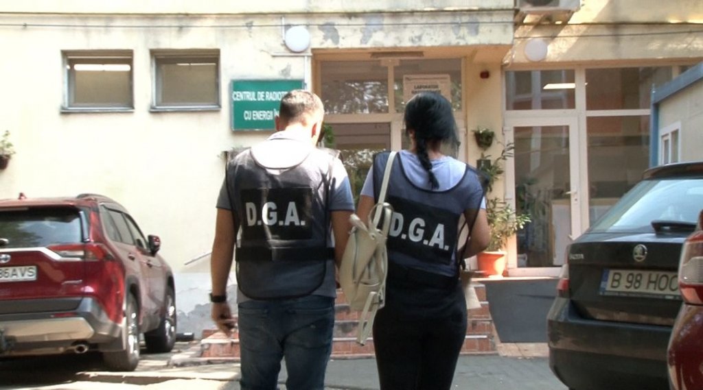 Medic prins în flagrant cu o mită de 1.000 euro. Alți 4 colegi doctori și o asistentă, duși la audieri