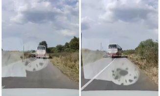 Tragedie evitată pe un drum din Cluj: Șoferul unui autocar a intrat pe contrasens și a scos o mașină de pe drum