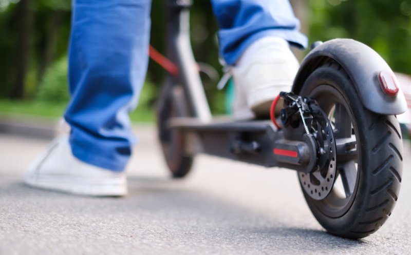 Cluj: Doi tineri pe trotinetă, accidentați la o trecere de pietoni