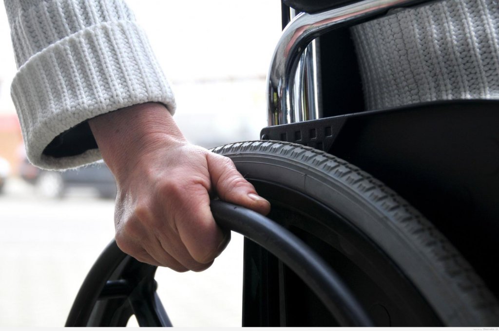 Transport gratuit interurban pentru persoanele cu handicap grav sau accentuat, indiferent de județ. Câți bani pot primi pe cardurile de carburant