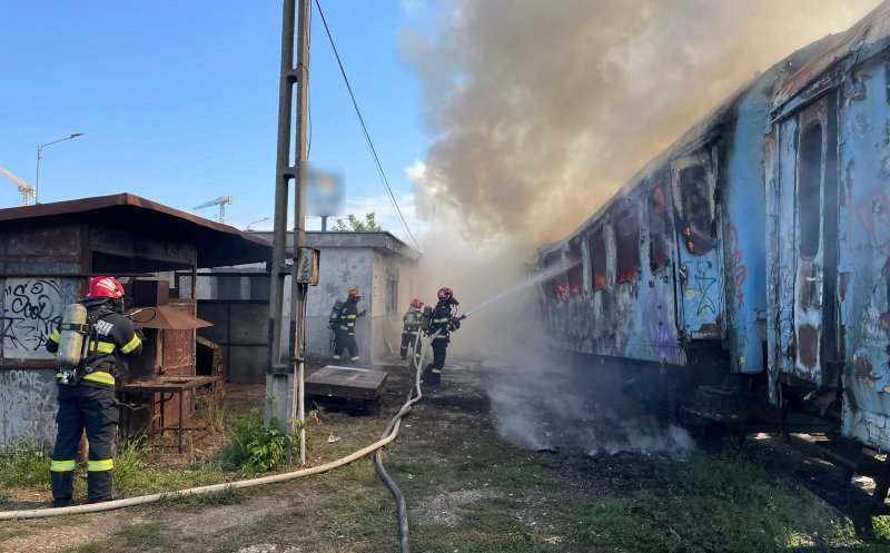 Incendiu puternic în zona gării din Cluj-Napoca. Un vagon dezafectat a luat FOC
