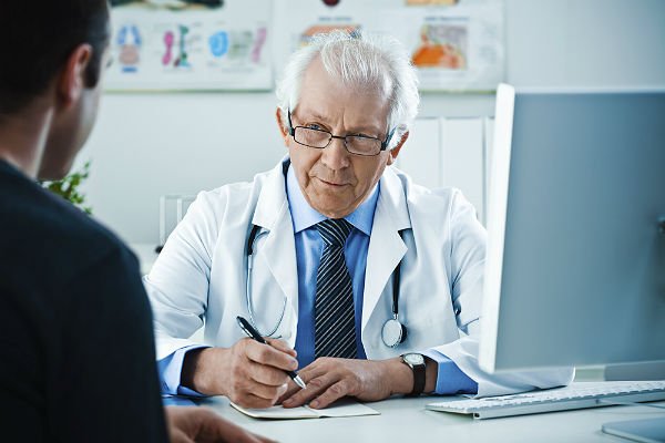 Vârsta de pensionare a medicilor a fost majorată la 70 de ani. Condițiile în care pot profesa până la orice vârstă