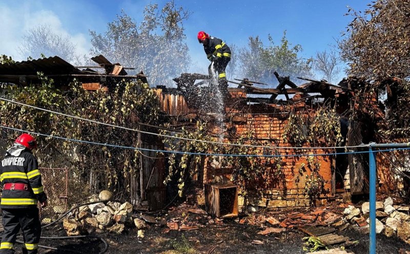Incendiu puternic în Cluj: Pompierii luptă să împiedice răspândirea flăcărilor către pădure