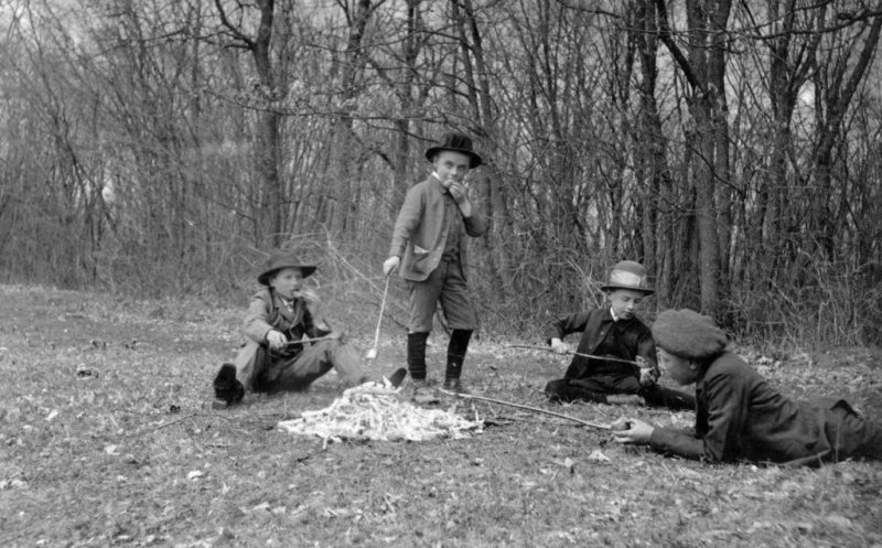 Imagine din vechiul Cluj: copii prăjind slănină în Hoia