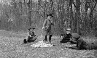 Imagine din vechiul Cluj: copii prăjind slănină în Hoia