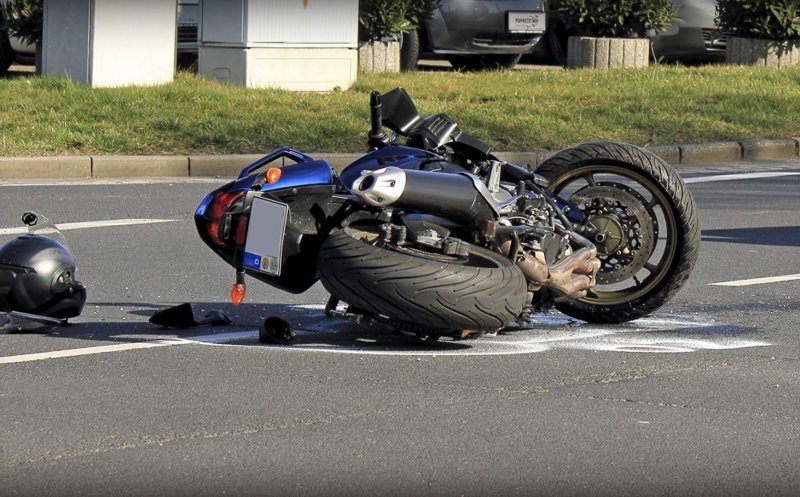Cluj: Un motociclist beat a intrat în coliziune cu un autoturism