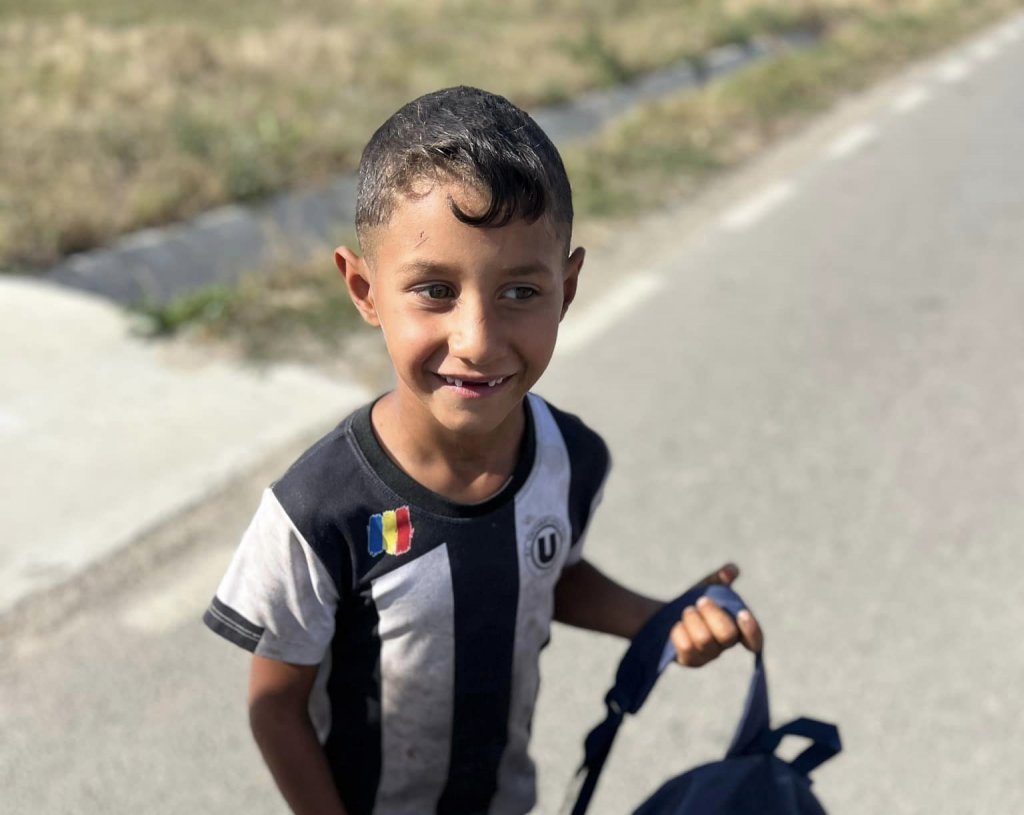 O clujeancă a împărțit prin sate ghiozdane copiilor nevoiași / „Pe micuțul ăsta, îl las aici pentru toți fanii U Cluj”
