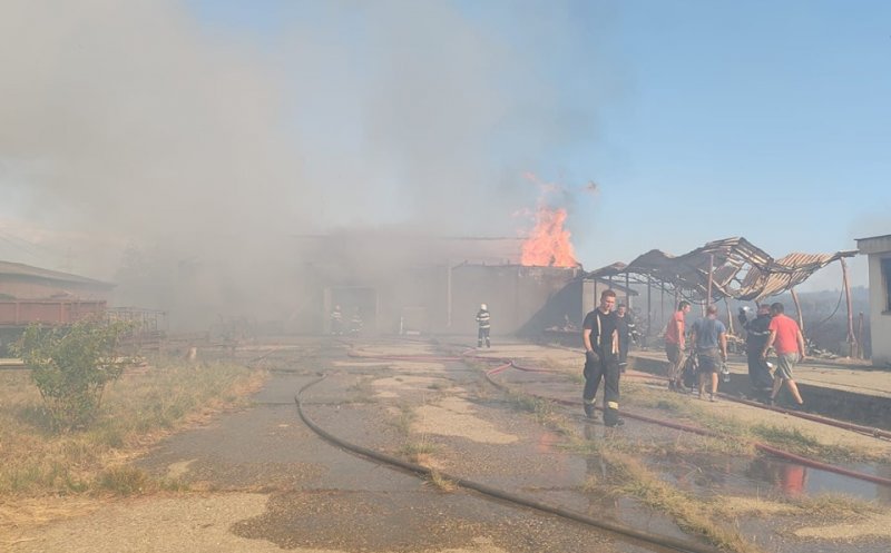 Incendiu de vegetaţie scăpat de sub control, în Maramureș: 7 case şi un rezervor de motorină au fost afectate / La acțiunile pompierilor participă și ISU Cluj