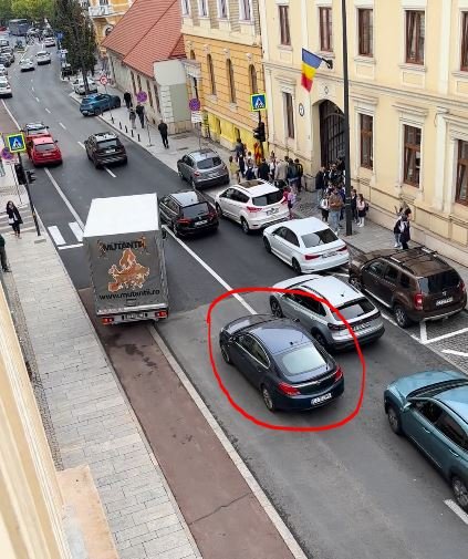 Culmea AROGANŢEI pe o stradă din centrul Clujului! Și-a lăsat mașina taman în mijlocul drumului ca să-și ducă copilul până în curtea școlii