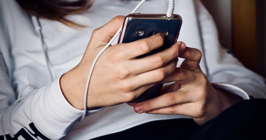 Studiu îngrijorător: 1 copil din 3 are depresie sau anxietate din cauza expunerii la reţele de socializare