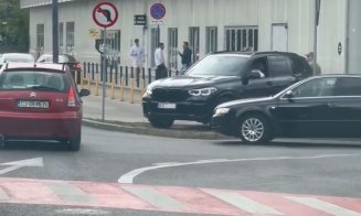 Barosan cu X5, aroganță la Polivalenta din Cluj: A luat-o peste bordură și s-a înfipt ca un șmecher pe drum! "Spurcată specie a devenit ființa umană..."