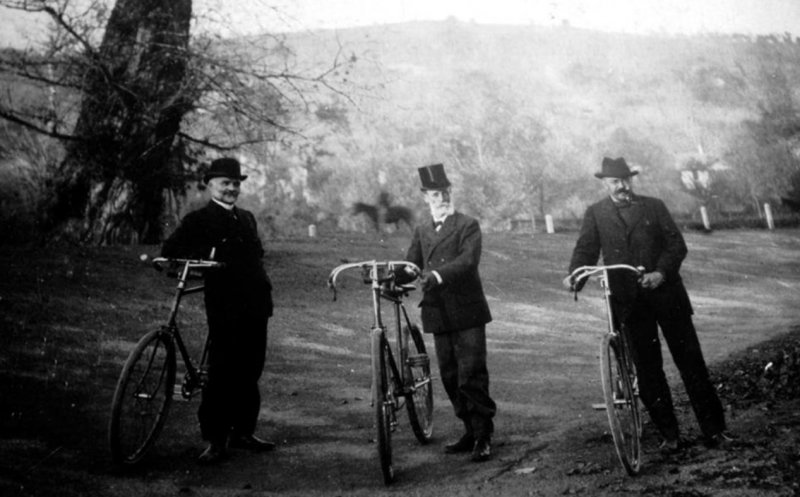 Biciclişti ȋn parcul mare din Cluj (1905)