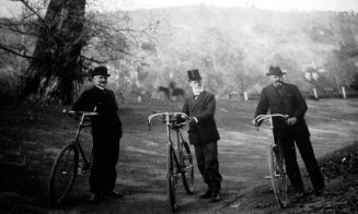 Biciclişti ȋn parcul mare din Cluj (1905)