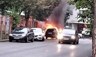 Mașină parcată pe o stradă din Cluj-Napoca, cuprinsă de flăcări! A ars ca o torță