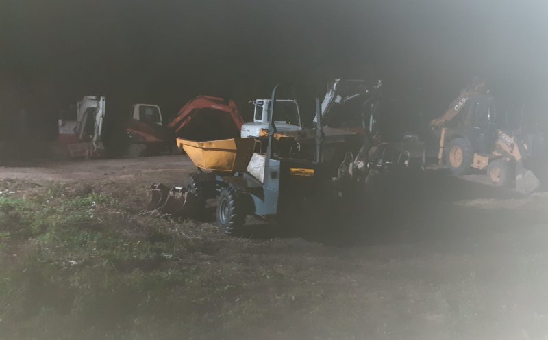 Escavatoare și buldoexcavatoare, în flăcări. Au intervenit pompierii