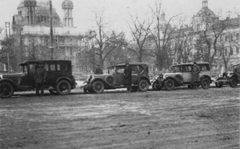 Staţie de taxiuri ȋn actuala Piaţă Avram Iancu, 1925
