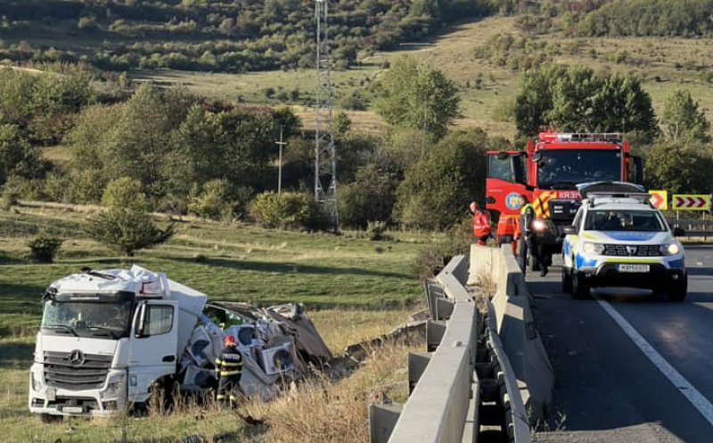 ACCIDENT în judeţul Cluj. Un TIR încărcat cu mașini de spălat s-a răsturnat în şanţ / A intervenit descarcerarea