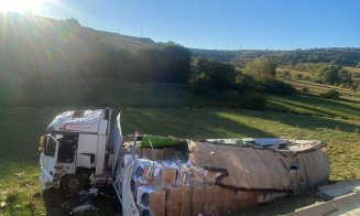 ACCIDENT în judeţul Cluj. Un TIR care transporta mașini de spălat s-a răsturnat în şanţ / A intervenit descarcerarea