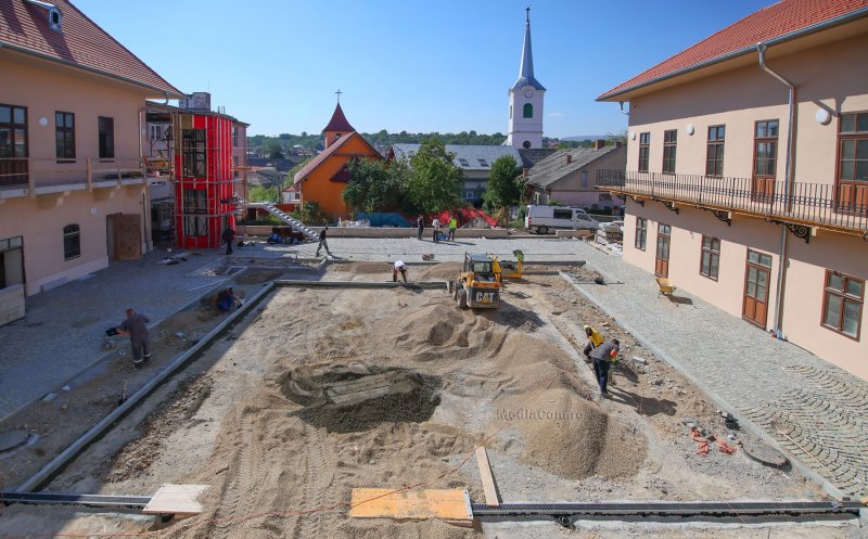 Cum merg lucrările la curtea clădirii fostei Judecătorii din Turda