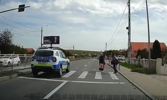 O mașină de poliție, cât pe ce să lovească două femei pe o trecere de pietoni. Ce declară IPJ Cluj