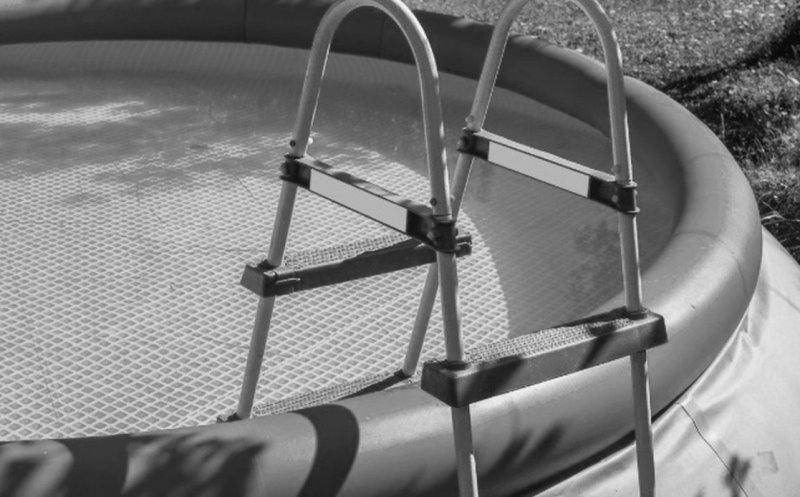 Incident cumplit într-un sat din Cluj: Un tânăr a murit electrocutat lângă o piscină
