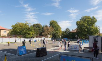 Mișcarea și distracția în curțile școlilor din Cluj-Napoca continuă