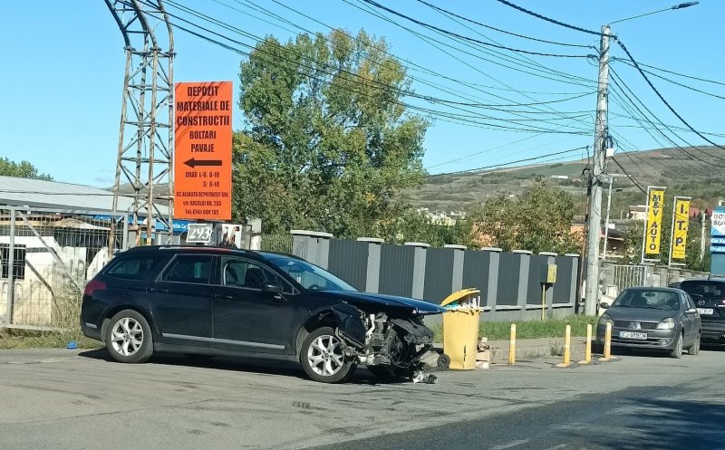 Accident rutier pe o stradă din Cluj-Napoca. O mașină a fost grav avariată