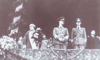 Regina Maria, Regele Carol al II-lea și Principele Nicolae urmăresc defilarea cluburilor sportive pe Arena Sportivă din Cluj, octombrie 1930