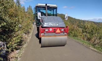 Continuă asfaltarea drumului județean situat într-o zonă superbă de munte a Clujului