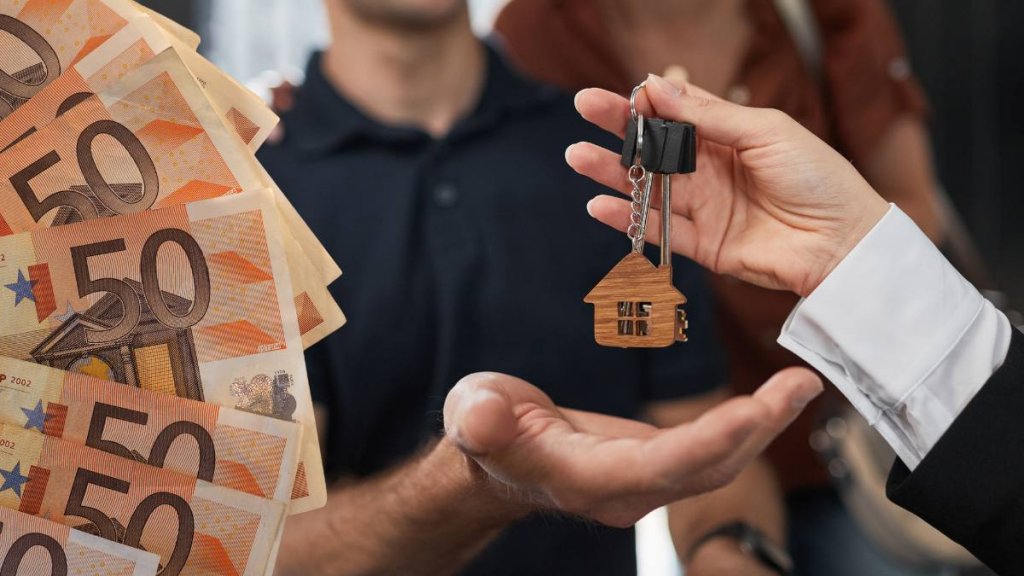 Chiriași din Cluj, păcăliți. O tânără a oferit spre închiriere un apartament care nu era al ei și a fugit cu banii
