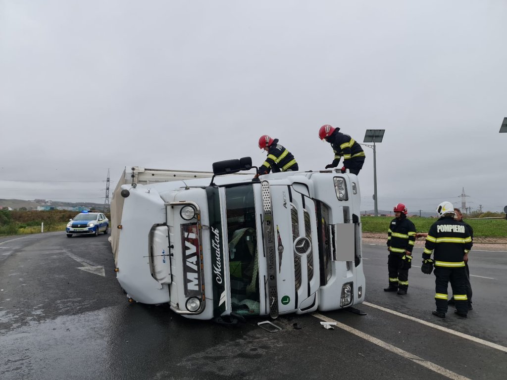 Tir răsturnat la ieșirea din Apahida. SMURD-ul a intervenit de urgență