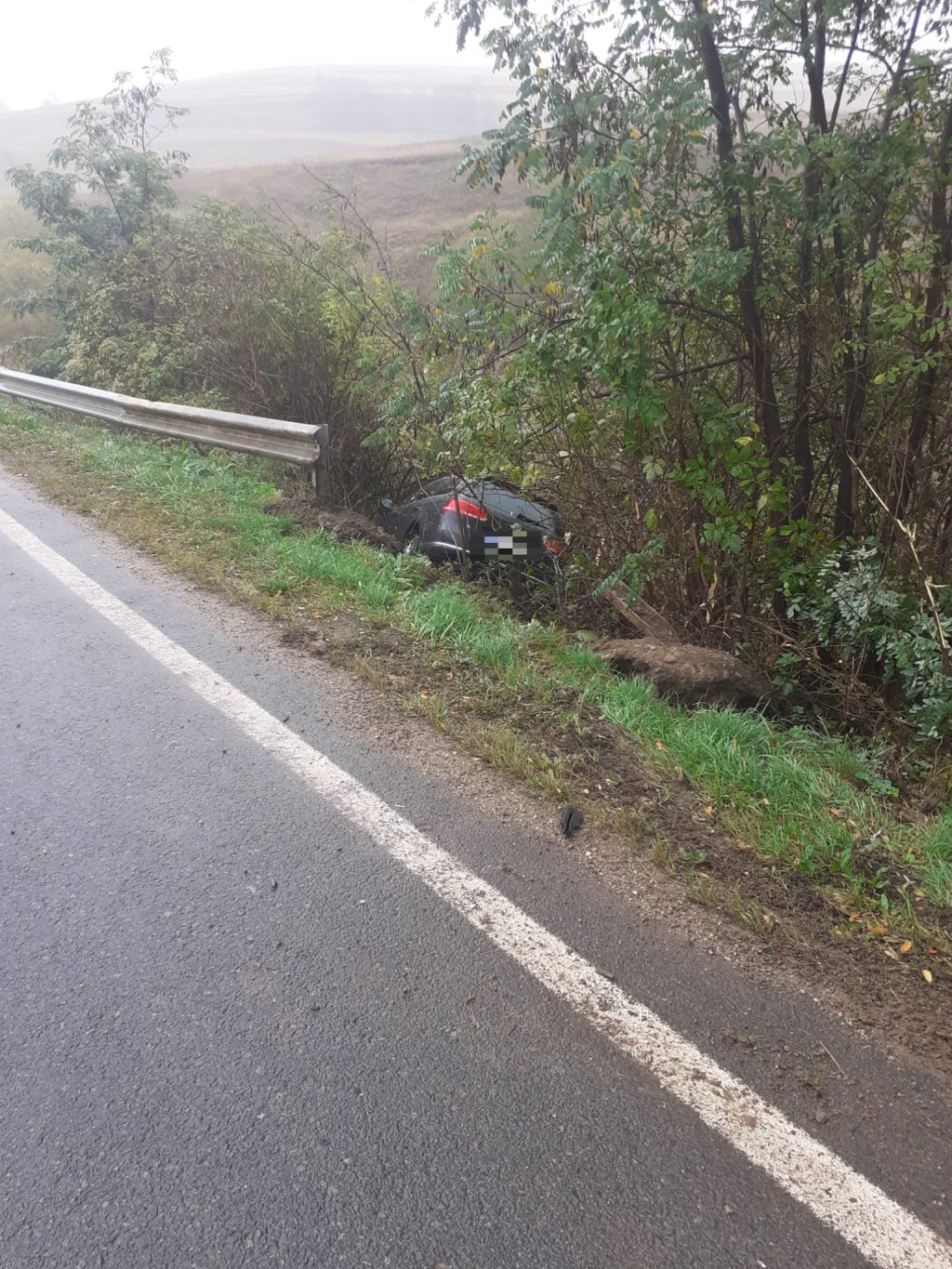 Un nou accident pe drumurile din Cluj. O mașină a rupt parapetul și a ieșit în decor