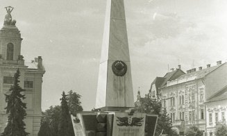 Timpuri de ,,mărețe realizări" comuniste în orașul nostru. - Statuia eroilor