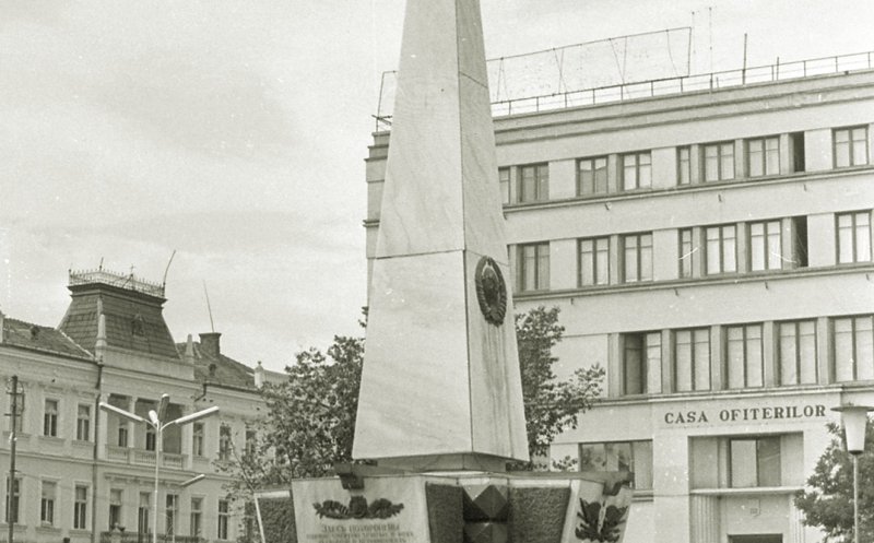 Timpuri de ,,mărețe realizări" comuniste în orașul nostru. - Statuia eroilor