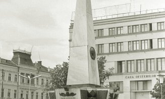 Timpuri de ,,mărețe realizări" comuniste în orașul nostru. - Statuia eroilor