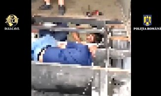 Migranți transportați în cuști metalice sudate sub caroserie. Un fost polițist era liderul grupării infracționale